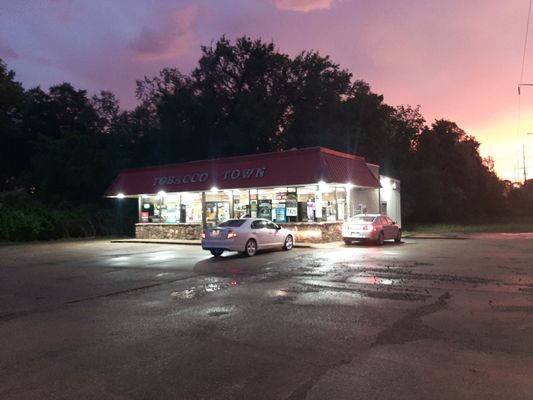 Tobacco Town, 321 N 3rd St, Ozark, AR 72949-2809, US
