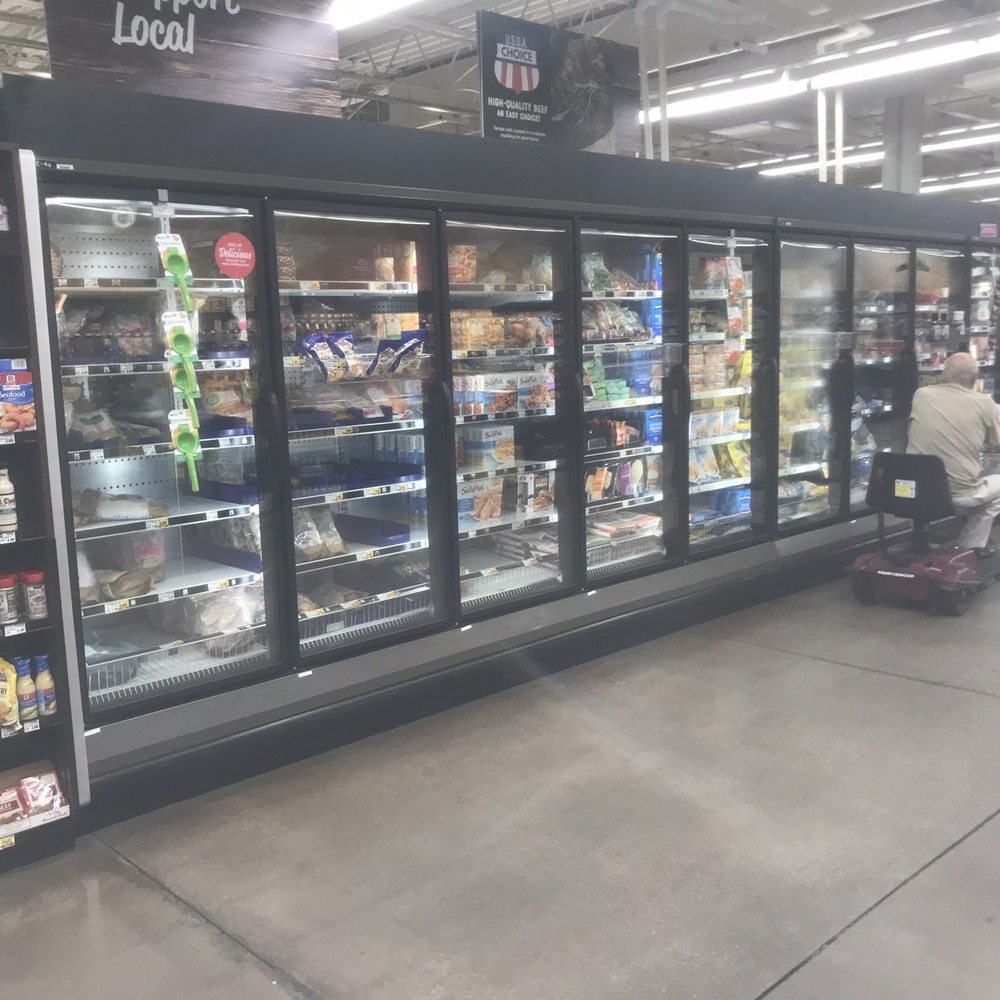Kroger - a woman shopping in a grocery store - Grocery Near Me - Kendallville, Indiana Kroger - a woman shopping in a grocery store - Grocery Near Me - Kendallville, Indiana