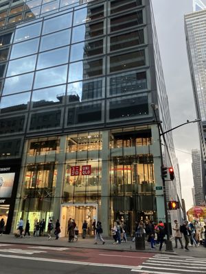 UNIQLO 5th Avenue by null