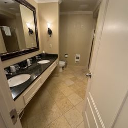 High Peaks Resort - King suite bathroom