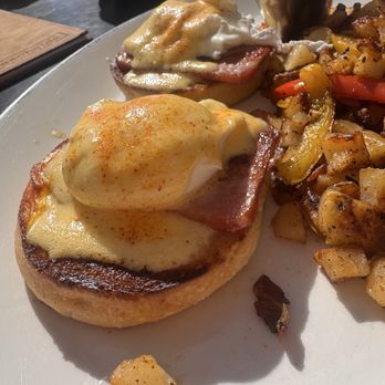 Beachside Restaurant and Bar - Eggs Benedict - New American Near Me - Marina del Rey, California