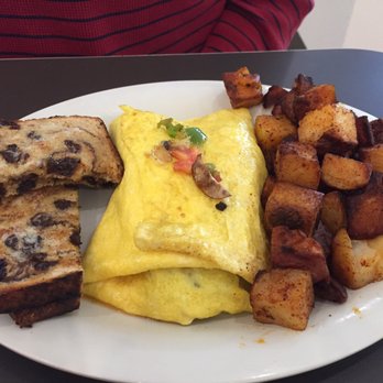 Eggs Up Grill - Veggie omelette with home fries, and raisin bread - Breakfast & Brunch Near Me - Hendersonville, North Carolina