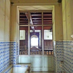 Schloss Basedow - Fliesenzimmer mit Bade(?)-Wanne, SEHR UNGEWÖHNL. STANDORT mit freiem Durchblick zur Eingangsh.-Galerie; kein direkter Tageslicht-Einfall ! - Castles Near Me - Basedow, MV