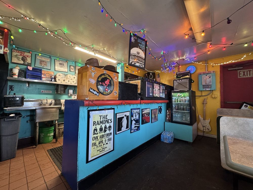 Roy’s Chicago Dogs at the Yard