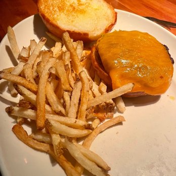 Houston's Restaurant - Cheeseburger - American Near Me - Hackensack, New Jersey