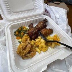 Jamaica Breeze Restaurant - Buffet plate with Mac n cheese, shrimp, jerk wings, mixed vegetables