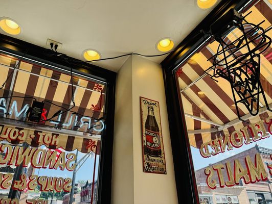 Leo's Grill & Malt Shop by null