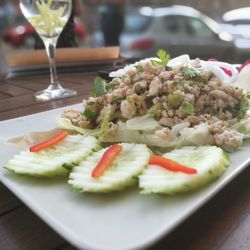 Thai Inside - "Lab Gai": Salat mit geschnetzeltem Hühnerfleisch und gemahlenem Zitronengras, Reiskernen, Galangawurzeln, Zwiebeln, Koriander