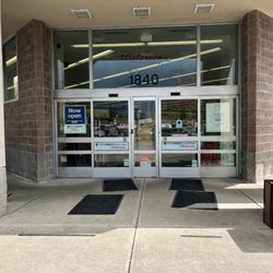 Providence Express Care at Walgreens Newberg - Entrance