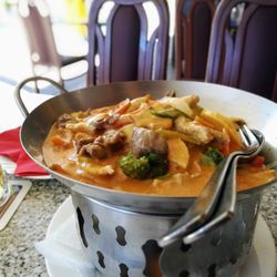 Thanh An - Lecker: "Winter in Bangkok" (Hühner-, Rind- und Schweinefleisch mit rotem Curry und Gemüse, sehr scharf).