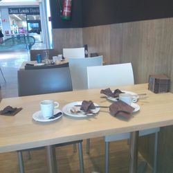 Nespresso - Una imagen vale más que mil palabras, un sitio donde te cobran casi tres euros por un café y no te puedas sentar...