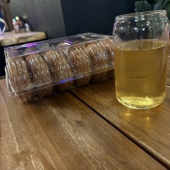 The Apple House - Apple Butter Donuts and Apple Cider - American Near Me - Linden, Virginia