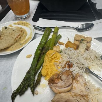 Centurion Lounge DCA - Chimichurri, chicken, asparagus, polenta, rice, tofu, with pineapple, pita bread and jalapeño hummus - Airport Lounges Near Me - Arlington, Virginia