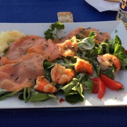 Gasthaus Löwen - Salad with Shrimps and Salmon