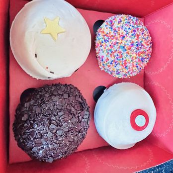 Sprinkles Beverly Hills - Red velvet, chocolate, sprinkles with white cake, and carrot cake - Bakeries Near Me - Beverly Hills, California Sprinkles Beverly Hills - Red velvet, chocolate, sprinkles with white cake, and carrot cake - Bakeries Near Me - Beverly Hills, California