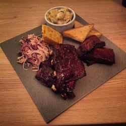 Bad Jeff's Barbecue - Ochutnavkovy talir: zebra, hovezi hrudnik, coleslaw, kukuricky chleba s jalapenos a testoviny ze syrem