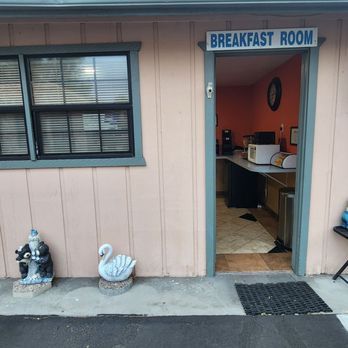 Bishop Elms Motel - Breakfast room. Continental. - Hotels Near Me - Bishop, California