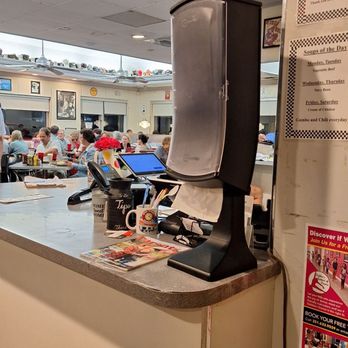Big Time Diner - Friday night at 5:45 place is packed and a waiting line. - American Near Me - Mobile, Alabama