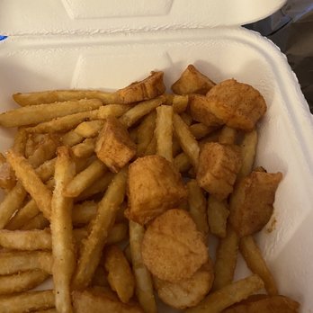Kosta's Pizza & Seafood - I paid $18 for fries and they even cut the scallops in half to make it seems there is more then there really is - Pizza Near Me - Needham, Massachusetts