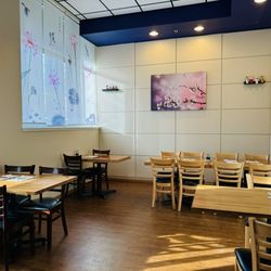 MOMO Sushi - Front dining area