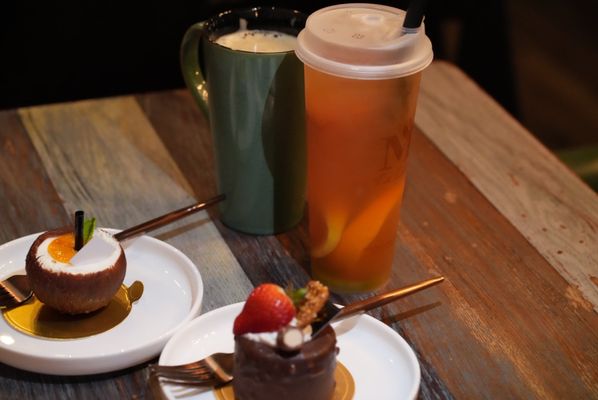 La Luna Tea & Dessert Bar by null