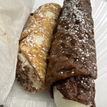 Bova's Bakery - Green brûlée (L) and florentine (R) cannoli - amazing! Best cannolis in Boston! - Bakeries Near Me - Boston, Massachusetts