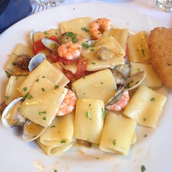 La Gallina Bianca - Pasta with clam and shrimp!  So good - Barbeque Near Me - Rome, RM