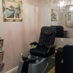 Davree's Salon & Day Spa - Acrylic nails, pedicures and manicures.