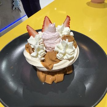 Holyshakes - PAVLOVA - Ice Cream & Frozen Yogurt Near Me - Hallandale Beach, Florida