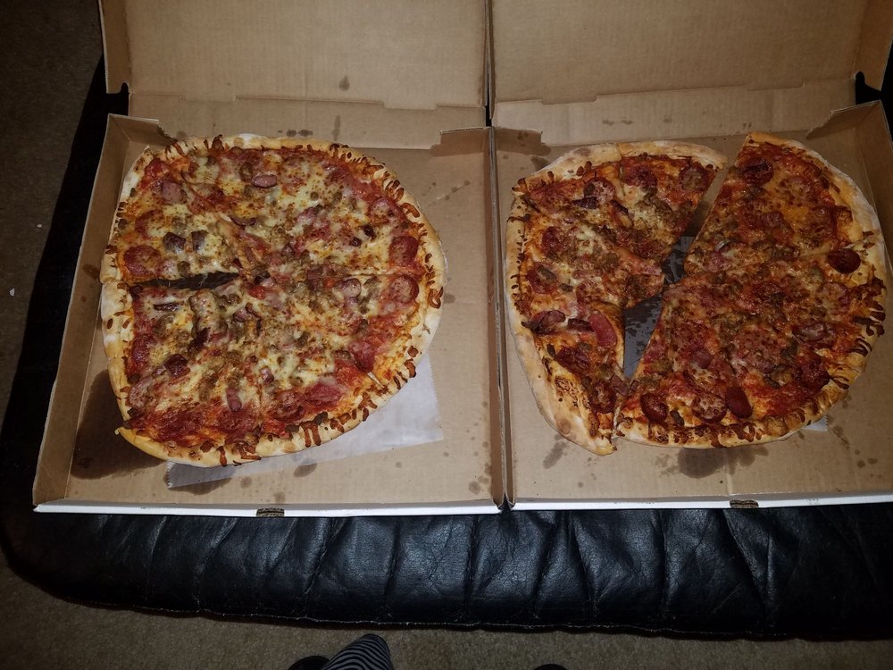 Padrino's V Pizza Logo
