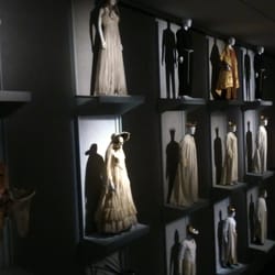 Musée des Tissus et des Arts Décoratifs - On dirait des poupées comme ça, mais c'est une dizaine de mannequins grandeur nature sur chaque mur - beau et impressonnant!