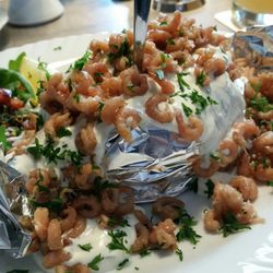 Restaurant Zur Post - Ofenkartoffel mit Sour Cream und Nordseekrabben