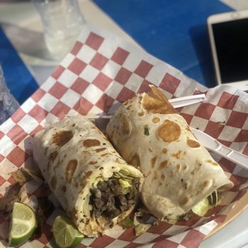 TA-KI-TO - Sirloin Burrito with lettuce and cheese - Tacos Near Me - Cancún, ROO TA-KI-TO - Sirloin Burrito with lettuce and cheese - Tacos Near Me - Cancún, ROO