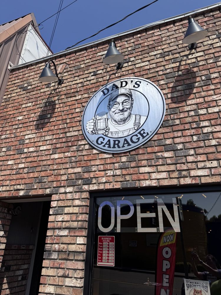 Dads Garage Taphouse Logo