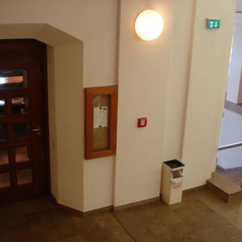 Linden-Museum - rechts: Eingangstreppe, links: Eingang zum "Hegel eins" - Museums Near Me - Stuttgart, BW