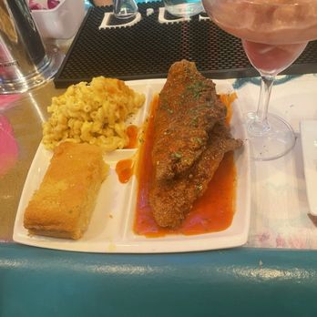 Soul Vibez - Chicago - 226 STYLE CATFISH CORN BREAD TRADITIONAL MAC & CHEESE - Desserts Near Me - Chicago, Illinois