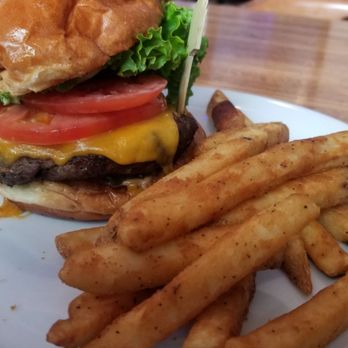 Boatyard Pub - Pub Burger - Bars Near Me - Ventura, California