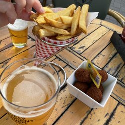 Hoopman Irish Pub - Bitterballen & fries