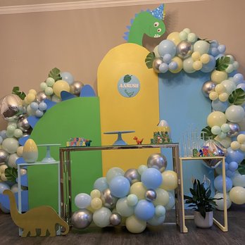 Fabulous Event Decor - Dinosour theam with organic balloon garland - Balloon Services Near Me Fabulous Event Decor - Dinosour theam with organic balloon garland - Balloon Services Near Me