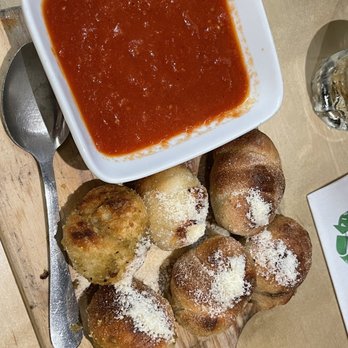 Piola - Pinecrest - Cold, flavorless day old garlic "knots" - Pizza Near Me - Miami, Florida Piola - Pinecrest - Cold, flavorless day old garlic "knots" - Pizza Near Me - Miami, Florida