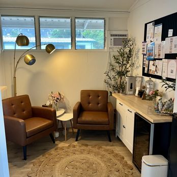 Limón Sugar - Our cozy waiting room - Sugaring Near Me - Wailuku, Hawaii Limón Sugar - Our cozy waiting room - Sugaring Near Me - Wailuku, Hawaii