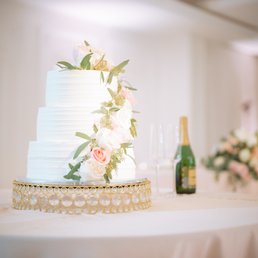 Beautiful complimentary cake stand.