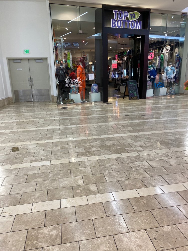 TOP TO BOTTOM 2800 Southcenter Mall, Seattle, Washington Men's