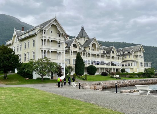 Kviknes Hotel by null