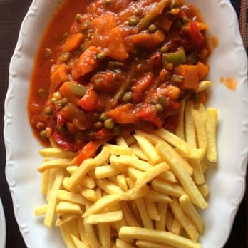 Mediterran - Zigeunerschnitzel mit Pommes. Die Zigeunersauce sieht anders aus als üblich, ist aber sehr lecker - Mediterranean Near Me - Bergheim, NW