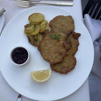 Ristorante Sigmund - Versuch eines Wiener Schnitzels - Mediterranean Near Me - Merano, BZ Ristorante Sigmund - Versuch eines Wiener Schnitzels - Mediterranean Near Me - Merano, BZ