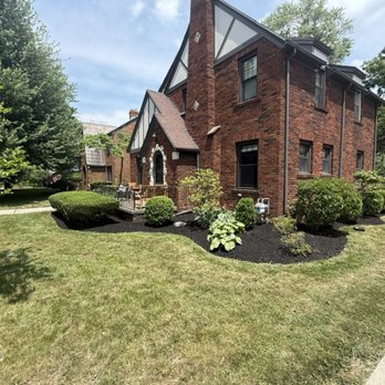 Legendary Landscape and Lawns - Weeding, edging, pruning and freshly laid black mulch - Lawn Services Near Me Legendary Landscape and Lawns - Weeding, edging, pruning and freshly laid black mulch - Lawn Services Near Me