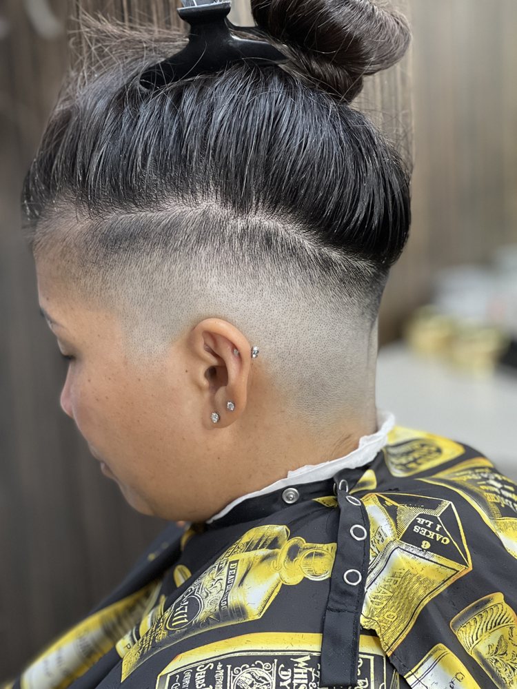 Leo Fresh Cuts Logo