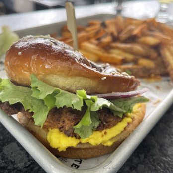 Britesmith Brewing - Williamsville - Fried chicken sandwich - Pizza Near Me - Williamsville, New York Britesmith Brewing - Williamsville - Fried chicken sandwich - Pizza Near Me - Williamsville, New York