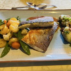 Zum Eichamt - Barsch gebraten mit Haselnuss-Basilikum-Gnocchies und knackigem Gemüse